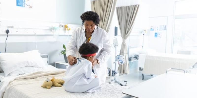 Enfermedades crónicas / Envato Niño en una consulta médica
