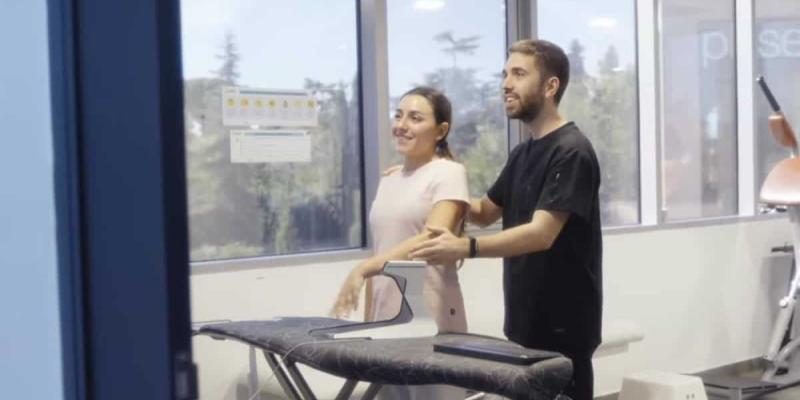 Imagen de una persona haciendo rehabilitación/Onfosalus La vida sana se aleja con la discapacidad y las enfermedades graves