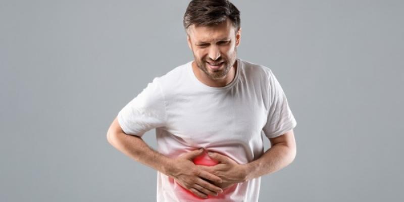 Un paciente con enfermedades hepáticas | Foto de web de UCM Un paciente pone sus manos en su abdomen