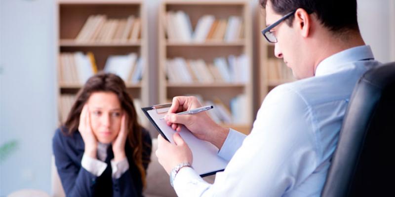 Enfermedades mentales / Psicocode Psicólogo presta atención médica a un paciente
