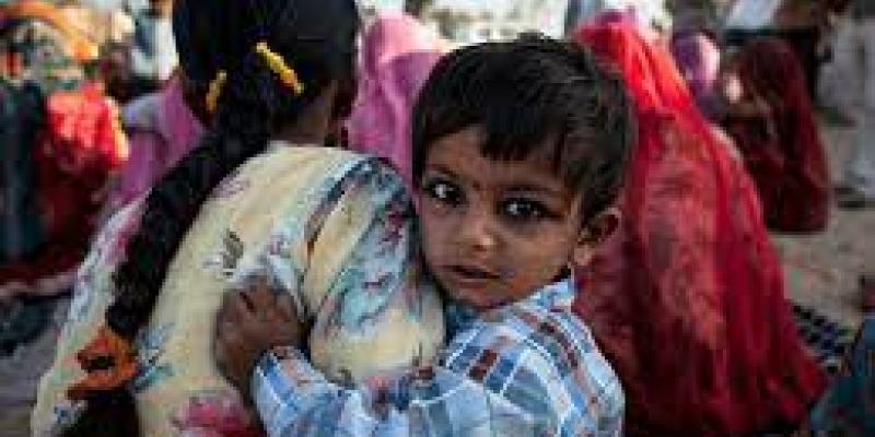 Imagen de un niño y su madre/Ayuda en Acción La pobreza infantil y sus consecuencias