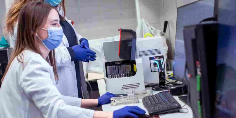 Imagen de médicos/El Español Así es la aplicación de cara a las enfermedades raras