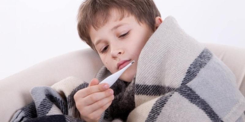 Imagen de un niño con fiebre/Hospital Sant Joan de Déu Cómo evitar las enfermedades respiratorias en niños