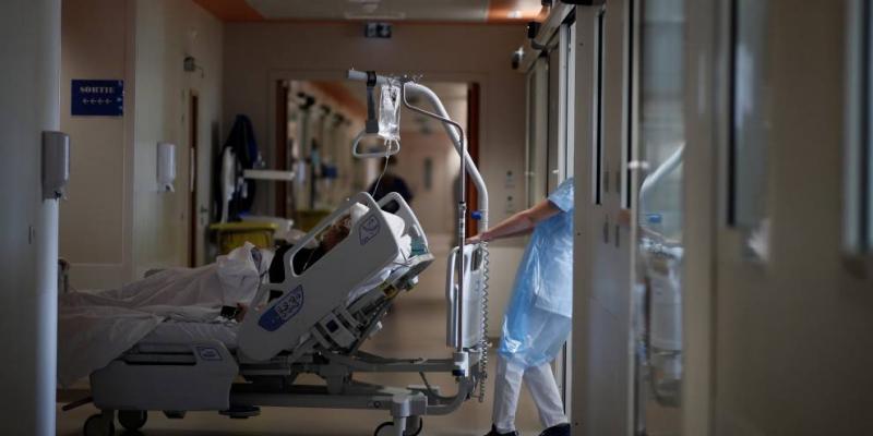 Las enfermeras no dan abasto Una enfermera asiste a una paciente de Covid en un hospital. - Archivo Diario Público