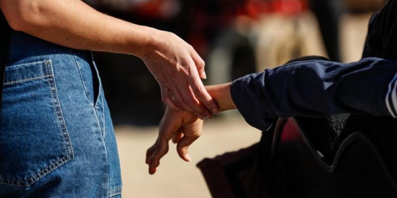 Imagen de una persona ayudando a otra en silla de ruedas/Gacetín Madrid Madrid abre el plazo para las ayudas de entidades relacionadas con las personas con discapacidad