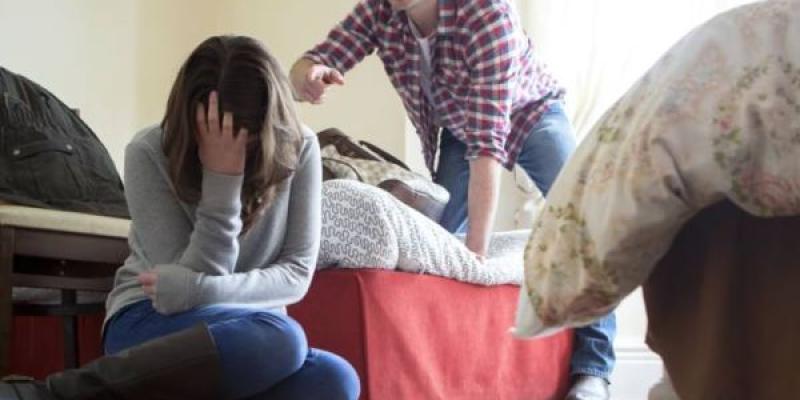 Entorno violento / Mamas&Papas EL PAIS Hombre chillando a una mujer