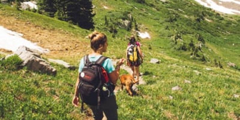 Entretenimiento y ocio Pareja paseando por la montaña