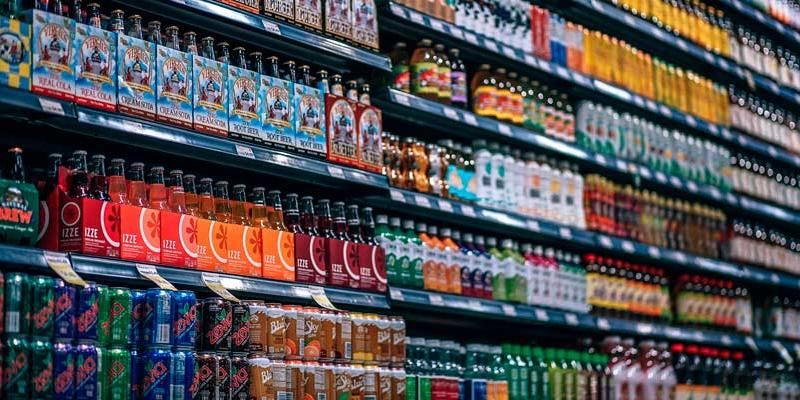 Devolver envases de plástico y latas al supermercado para ayudar al reciclaje. Foto: Pixabay