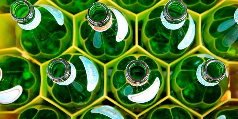 @travelwithlace en Unsplash Casi el 85 % de españoles apuesta por devolver envases