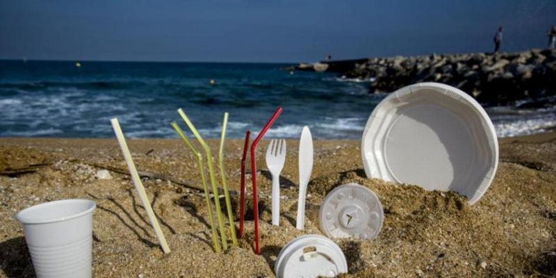 Imagen de productos de plástico en la playa/La Vanguardia Ideas de reciclaje para los envases de plástico