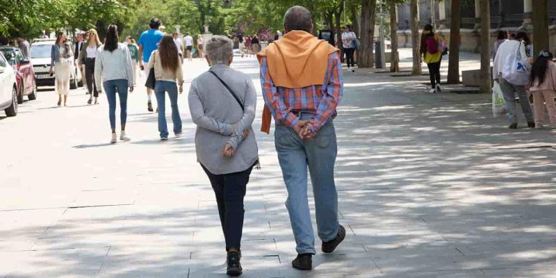 Imagen de dos personas mayores andando/Confidencial Digital El envejecimiento laboral afecta al mercado laboral