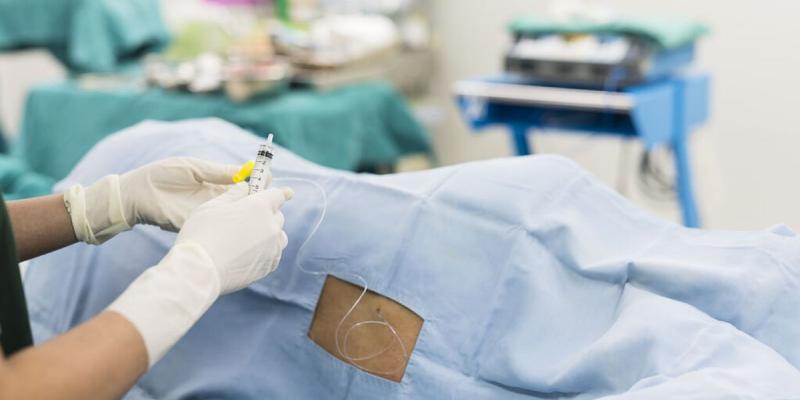 La epidural cumple 100 años/ Getty Images Administración de la epidural a través de la zona lumbar