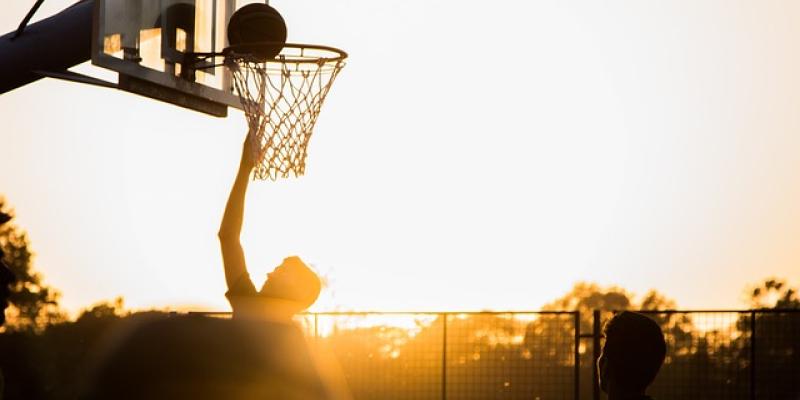 Chico jugando al baloncesto