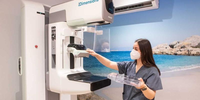 Imagen de una experta de hospital/La Voz de Galicia Nuevos aparatos de mamografía digital