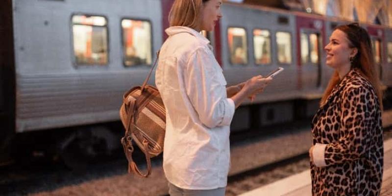 Imagen de dos mujeres en la estación de tren/VA El programa de Erasmus aumenta con la tecnología