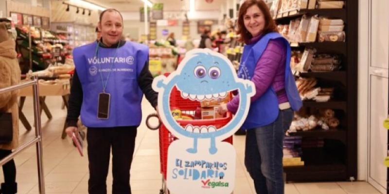 Vegalsa Eroski y sus clientes realizan una donaciones a los bancos de alimentos. - Foto: Vegalsa Eroski Vegalsa Eroski y sus clientes realizan una donaciones a los bancos de alimentos