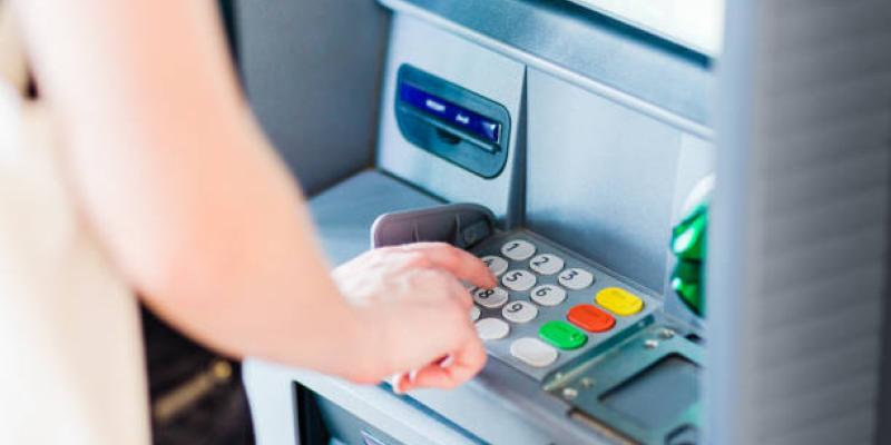 Errores que cometes al sacar dinero del cajero automático y que ponen en peligro tu economía Sacar dinero del cajero automático