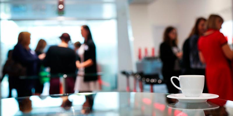 Imagen recurso de personas en una oficina Imagen de unos trabajadores en Pixabay