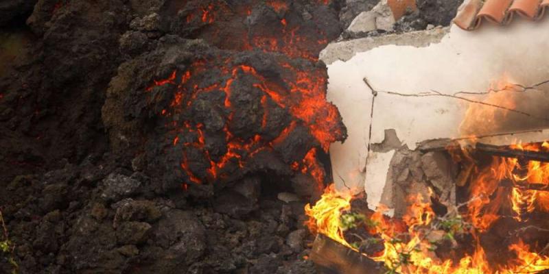 La lava del volcán destruye una casa la zona de Los Llanos, La Palma