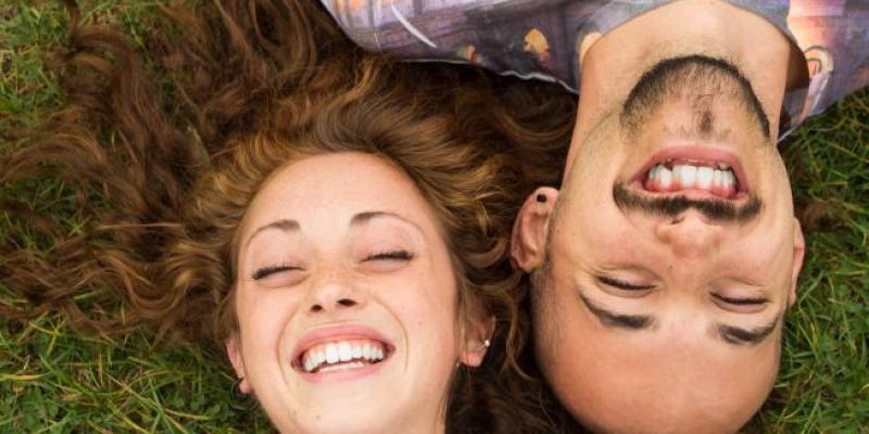 Imagen de dos personas sonriendo/Heraldo de Aragón Esbozar una sonrisa puede mejorar el estado de ánimo