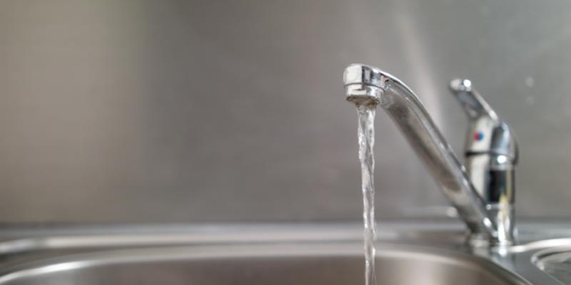 Escasez de agua | Foto de 123RF/Profstocktv Un grifo mana agua potable