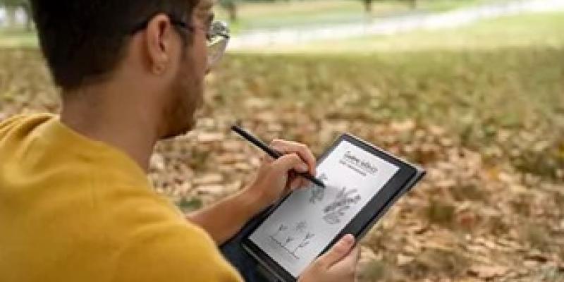 Kindle y escritura Personas escribiendo en el kindle