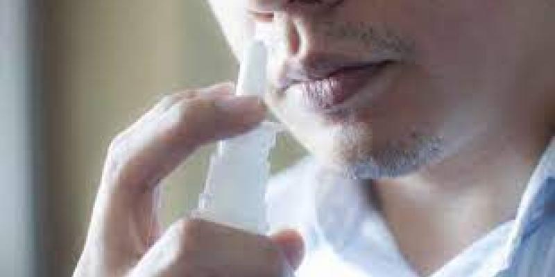 Persona administrándose la esketamina nasal