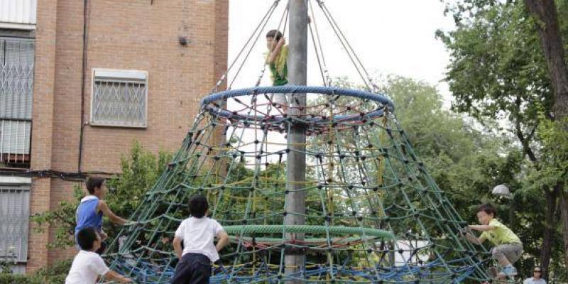 Niños jugando en un parque infantil/ Servimedia