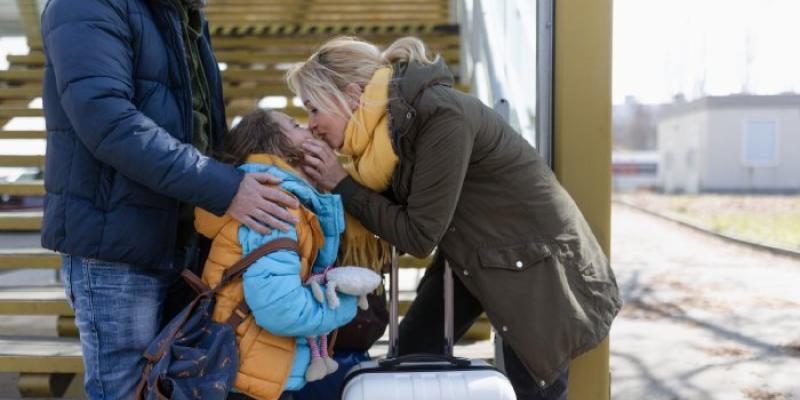 Familia de refugiados ucranianos - Foto: Envato Elements Familia de refugiados ucranianos