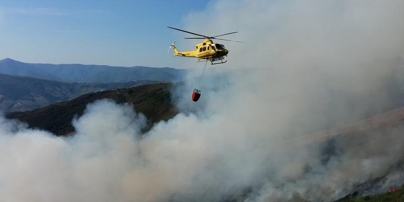 Bosques quemados en España Helicóptero incendios / Servimedia