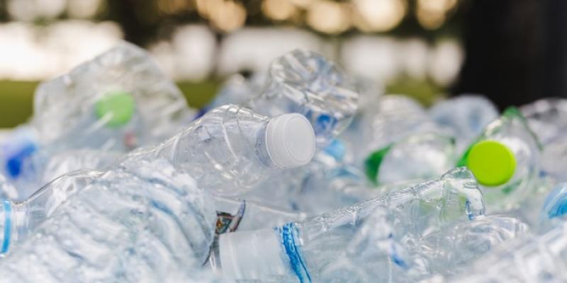 Reciclaje de plástico | Foto de 123RF/bignai Botellas de plástico