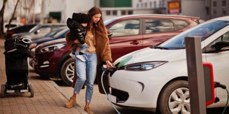 Combustibles | Foto de 123rf/asphoto777 Mujer cargando vehículo eléctrico