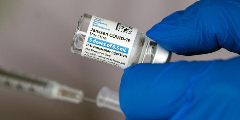 Janssen llega a España Un miembro del personal médico prepara vacunas de la vacuna Janssen (Compañía Farmacéutica de Johnson & Johnson) contra Covid-19 en Los Ángeles, California, EE.UU..EFE/EPA/ETIENNE LAURENT/Archivo