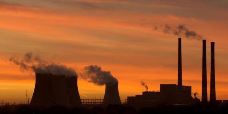 España reduce las emisiones de CO2. Foto de OMM España reduce emisiones. Las emisiones de CO2 la atmósfera contribuyen al calentamiento global.