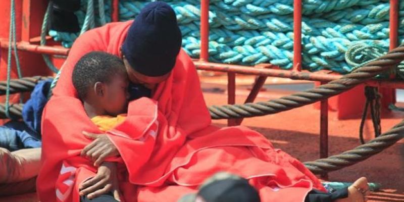 Inmigrantes en España Un niño y su familiar, tras ser rescatados de una patera en las costas andaluzas - EFE