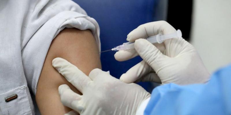 Persona recibiendo la vacuna contra el coronavirus  / EFE