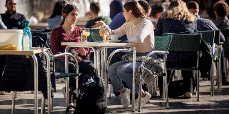 Varias personas en una terraza de Madrid