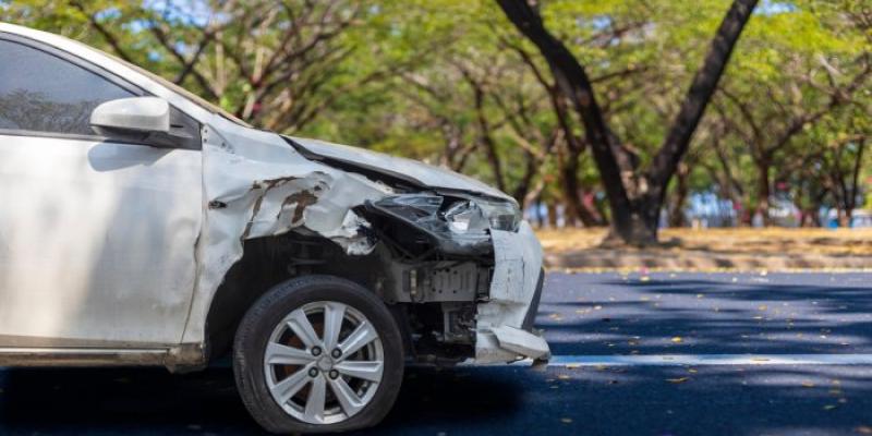 Accidentes de tráfico | Foto de 123RF/aogreat Coche siniestrado en una carretera