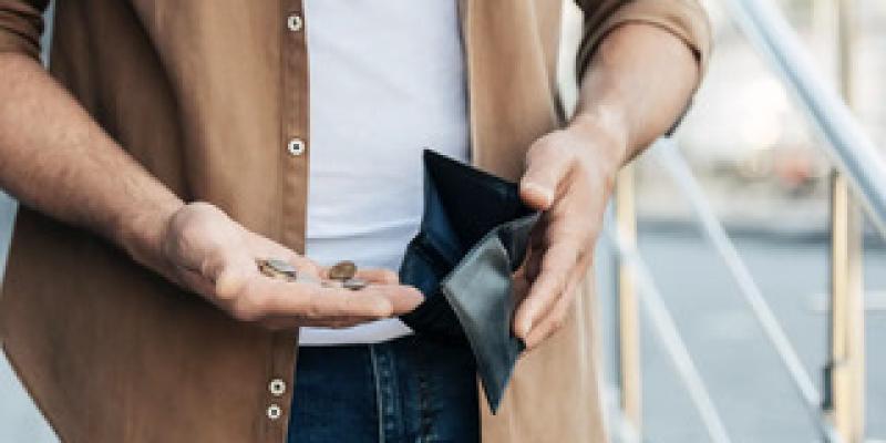 Imagen de una persona con dinero/Líder Actual Datos sobre pobreza en España