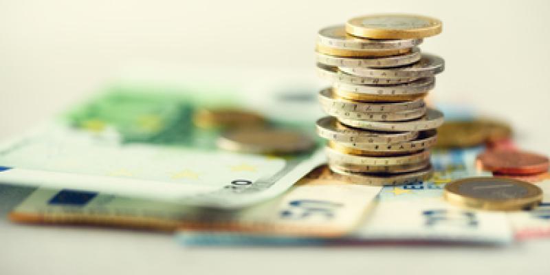 Imagen de dinero efectivo/envatoelements La pobreza en España destaca sobre los demás países