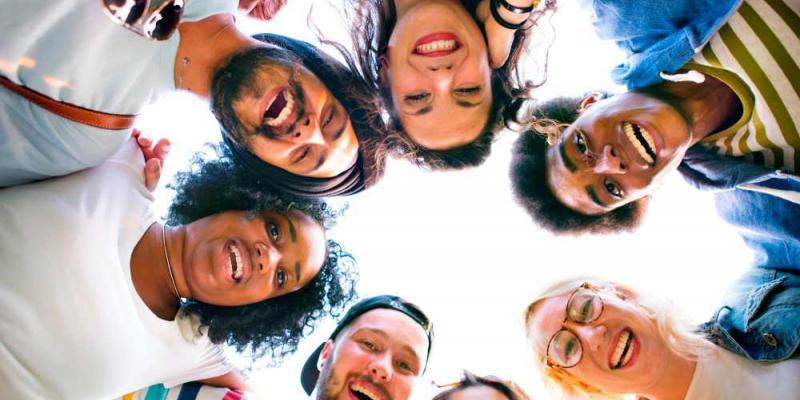 España consigue subir 3 puestos en el ranking de los países más felices del mundo/ TVE Español Personas sonriendo