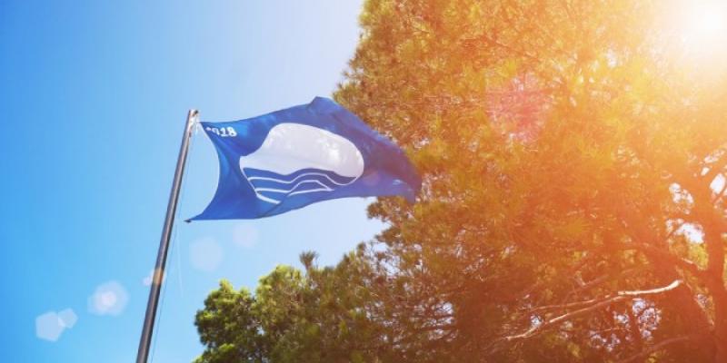 Bandera azul en una playa | Foto de 123RF/oksanamedvedeva Bandera azul en una playa