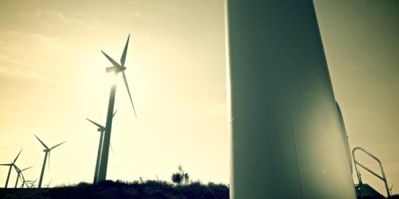 Molinos eólicos, energías renovables - Foto de 123RF/pedrosala Molinos eólicos