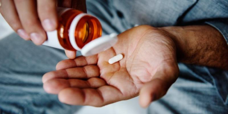 Medicamentos - Foto: Envato Elements Hombre con una pastilla en la mano