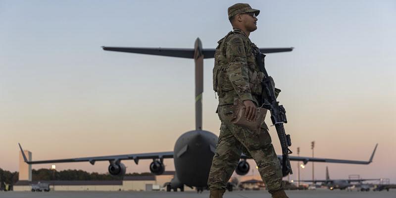 Imagen de un soldado español/El Mundo Los españoles se mantienen divididos ante una posible intervención en Ucrania