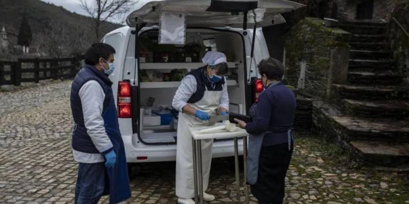 La España vaciada Una furgoneta de alimentación en la Sierra de la Culebra, en Zamora / EUROPA PRESS