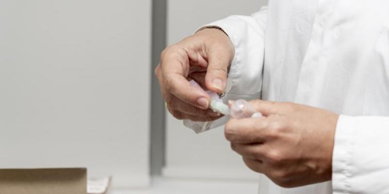 Qué está pasando con la vacuna de AstraZeneca La Comisión de Salud Pública acuerda vacunar con AstraZeneca de 60 a 69 años / Servimedia