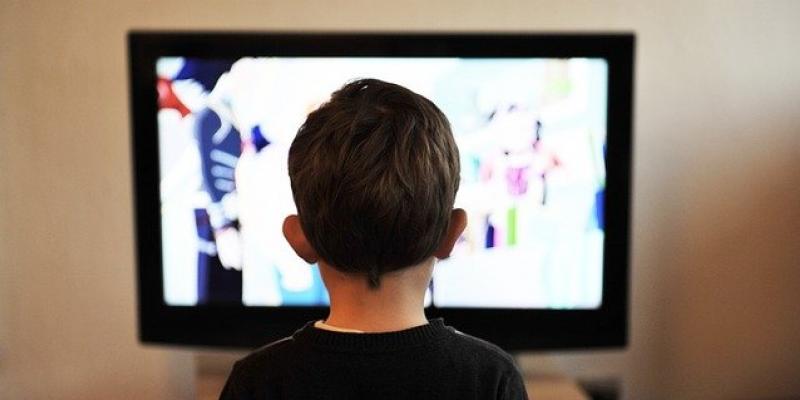 Niño mirando la televisión / Pixabay