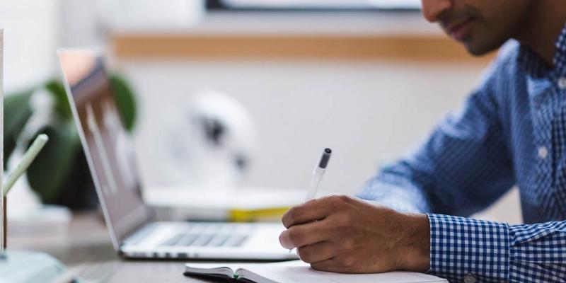 Personas en su entorno de trabajo| Foto de 123RF/dotshock Personas en el trabajo