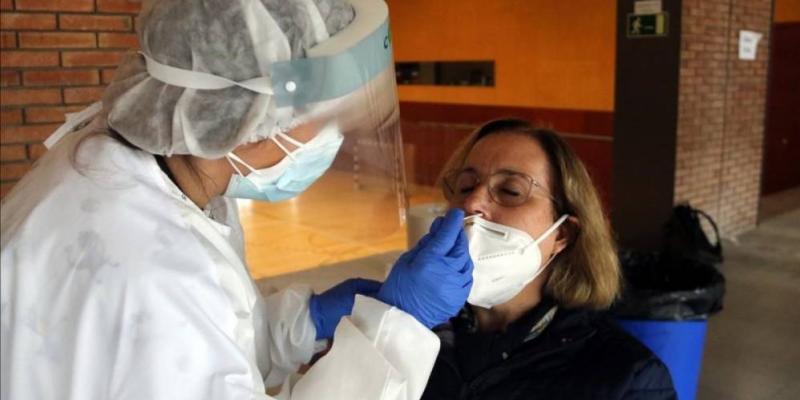 Los españoles, entre los más preocupados por las variantes del coronavirus Sanitario realizando una prueba PCR